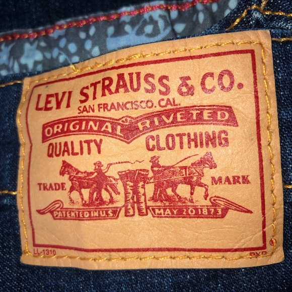Levi's Dark Blue woman’s Jean capris with slit inside. - new or like new - Picture 10 of 10